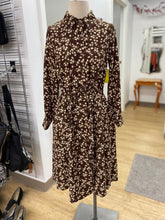 Load image into Gallery viewer, Brown Cream dress
