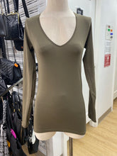 Load image into Gallery viewer, Babaton stretchy top M/L

