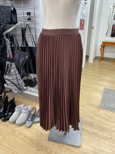 Load image into Gallery viewer, H&amp;M pleated skirt S
