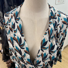 Load image into Gallery viewer, Diane Von Furstenburg silk blend top 6
