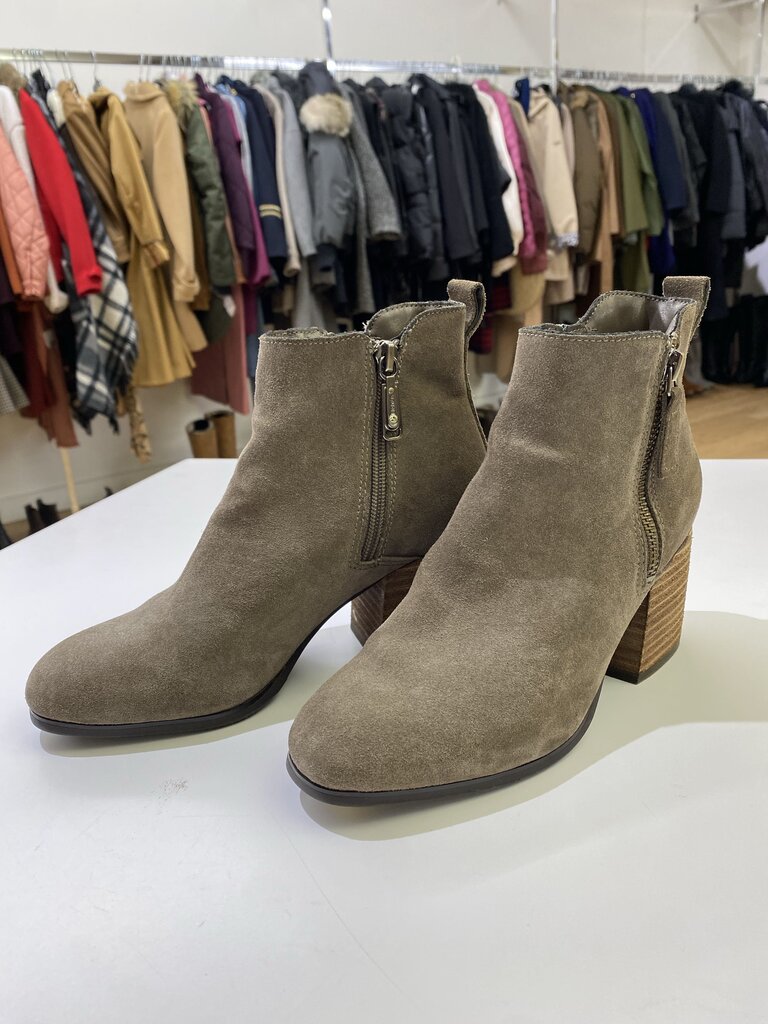 Blondo waterproof suede booties 5.5