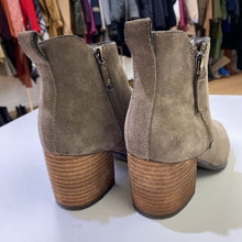 Load image into Gallery viewer, Blondo waterproof suede booties 5.5
