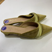 Load image into Gallery viewer, Matisse Velour slides 8.5
