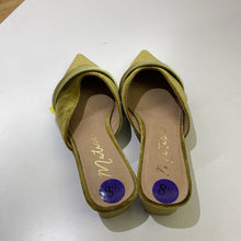 Load image into Gallery viewer, Matisse Velour slides 8.5
