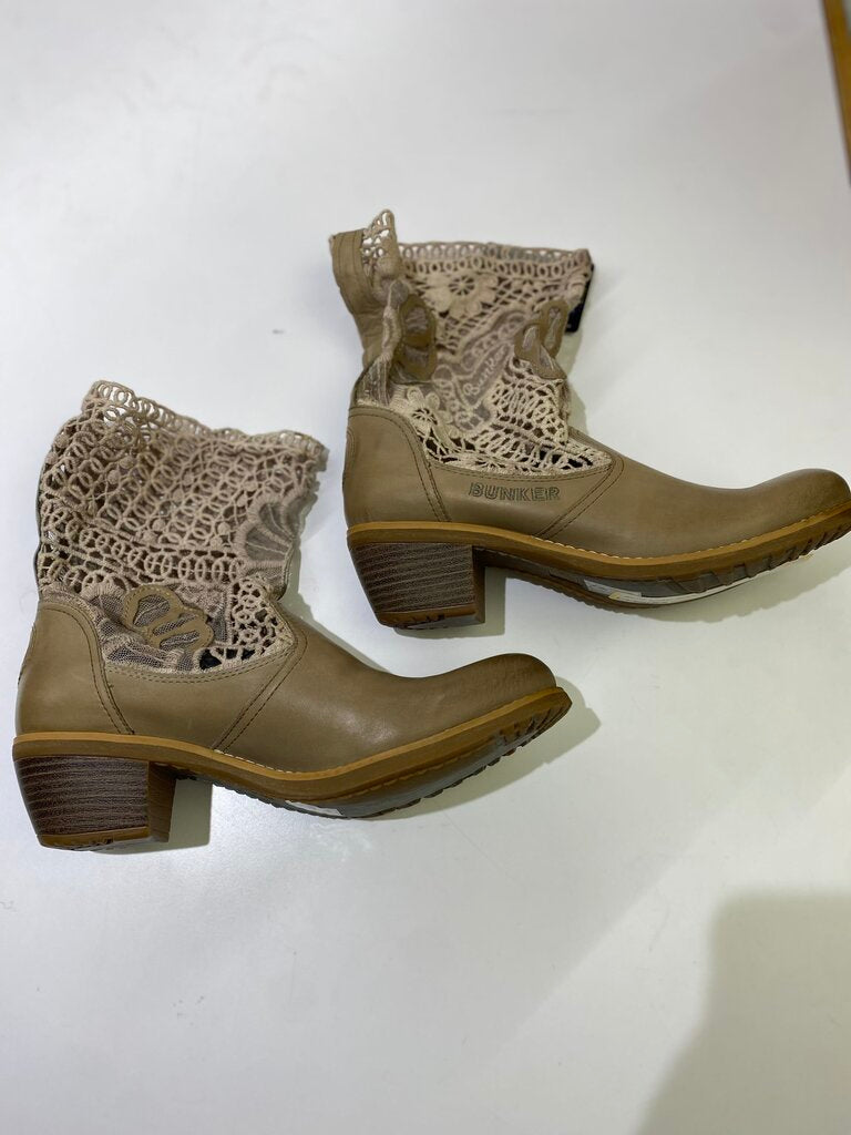 Bunker lace/leather boots NWT 10