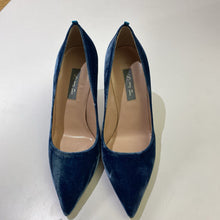 Load image into Gallery viewer, SJP BY SARAH JESSICA PARKER velvet heels 35
