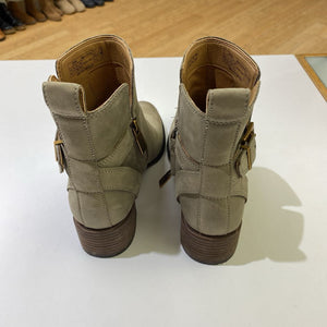 Vionic waterproof leather ankle boots 6