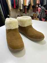 Load image into Gallery viewer, Minnetonka pull on suede boots NWOT 8
