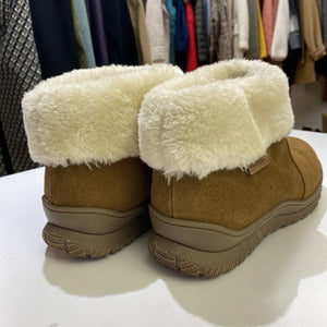 Minnetonka pull on suede boots NWOT 8