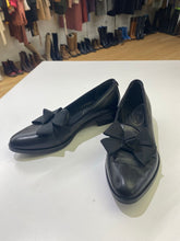 Load image into Gallery viewer, Browns couture bow shoes 37
