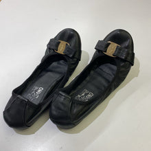 Load image into Gallery viewer, Salvatore Ferragamo ballet flats 39
