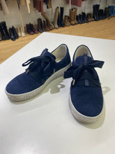 Load image into Gallery viewer, Gabor Bow Sneaker 8/38
