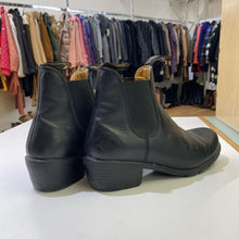 Load image into Gallery viewer, Blundstone boots *As Is-small scuffs 9
