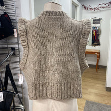 Load image into Gallery viewer, Chunky knit sweater vest S/M
