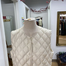 Load image into Gallery viewer, Uniqlo thin puffy vest L
