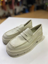 Load image into Gallery viewer, L&#39;intervalle loafers 39
