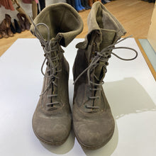 Load image into Gallery viewer, Frye vintage look boots 8

