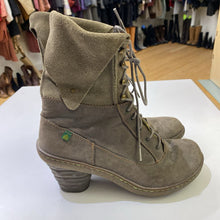 Load image into Gallery viewer, Frye vintage look boots 8
