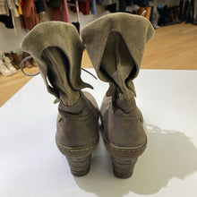 Load image into Gallery viewer, Frye vintage look boots 8
