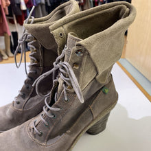 Load image into Gallery viewer, Frye vintage look boots 8
