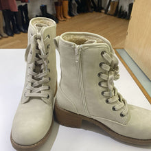 Load image into Gallery viewer, Bull Boxer fur lined boots 7
