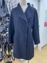 Load image into Gallery viewer, Tumi Vintage coat M
