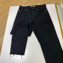 Load image into Gallery viewer, Levis wedgie jeans 25
