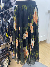 Load image into Gallery viewer, Wilfred floral pleated skirt M
