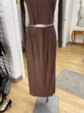 Load image into Gallery viewer, Dynamite pleated skirt S NWT
