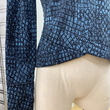 Load image into Gallery viewer, Lululemon zip pockets top S
