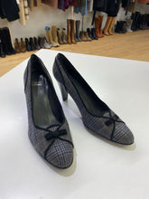 Load image into Gallery viewer, Stuart Weitzman pumps 9.5
