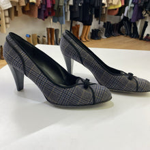 Load image into Gallery viewer, Stuart Weitzman pumps 9.5
