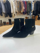 Load image into Gallery viewer, IMNYC suede booties 10
