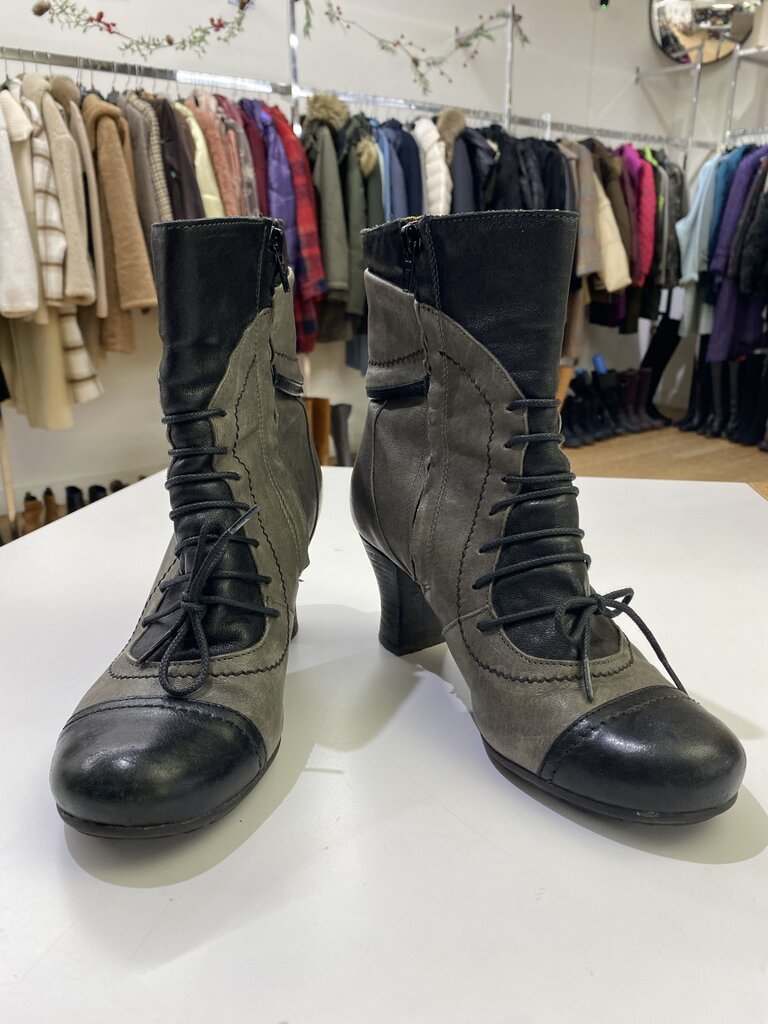 Gold Button leather lace up booties 37