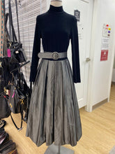 Load image into Gallery viewer, Lululemon Skirt 10
