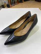 Load image into Gallery viewer, Vionic leather kitten heels 8
