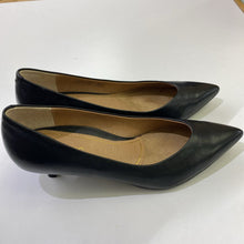 Load image into Gallery viewer, Vionic leather kitten heels 8
