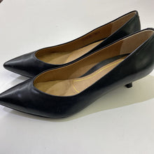 Load image into Gallery viewer, Vionic leather kitten heels 8
