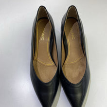 Load image into Gallery viewer, Vionic leather kitten heels 8
