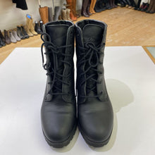 Load image into Gallery viewer, Timberland heeled boots 7.5/38.5
