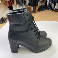 Load image into Gallery viewer, Timberland heeled boots 7.5/38.5
