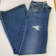 Load image into Gallery viewer, Levis 70's High Flare jeans 26
