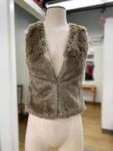 Load image into Gallery viewer, Talula faux fur vest XXS
