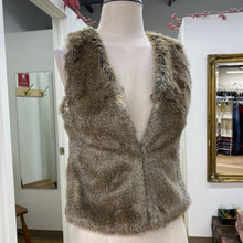 Load image into Gallery viewer, Talula faux fur vest XXS
