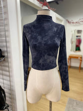Load image into Gallery viewer, Lululemon mock neck top 4
