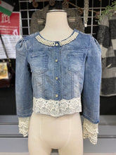 Load image into Gallery viewer, Semi-crop denim jacket S
