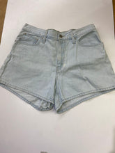 Load image into Gallery viewer, Levis 80's Mom denim shorts 30
