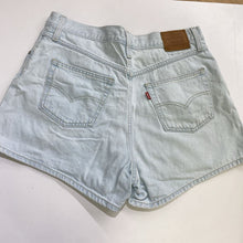 Load image into Gallery viewer, Levis 80's Mom denim shorts 30
