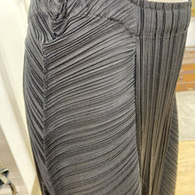 Load image into Gallery viewer, Vivian Shyu structural pleated pants M
