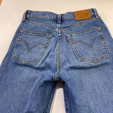 Load image into Gallery viewer, Levis ribcage Flare jeans 25
